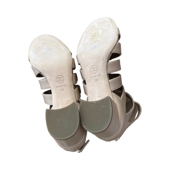 Chanel beige 2017 interlocking CC logo gladiator sandals size 38 - Picture 5 of 9